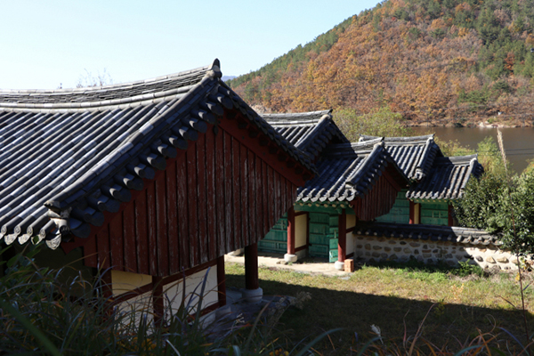 해남 해촌서원 외삼문. 유희춘과 최부, 임억령, 윤구, 윤선도, 박백응 등 6현을 배향하고 있다.