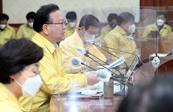 김부겸 국무총리가 22일 정부서울청사에서 열린 코로나19 중대본 회의를 주재하고 있다.(사진=국무조정실)