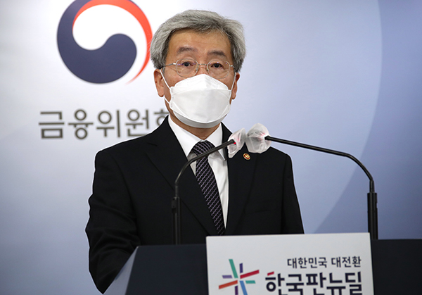 고승범 금융위원장이 지난 3일 정부서울청사 브리핑실에서 비대면 송년 출입기자단 간담회를 하며 기자들의 질문에 답하고 있다. (사진=저작권자(c) 연합뉴스, 무단 전재-재배포 금지)