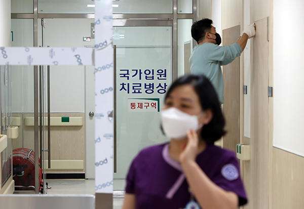 지난 21일 오전 광주 동구 조선대학교병원 음압격리병동에서 작업자가 코로나19 중등증 환자 병상 확충을 위해 공간 확보 공사를 하고 있다. (사진=저작권자(c) 연합뉴스, 무단 전재-재배포 금지)