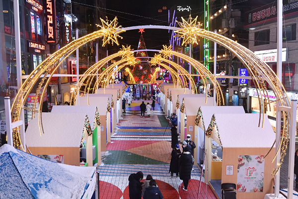 서울 마포 축제거리(홍대 상상마당 인근)에 조성된 라이브 마켓 ‘랜선공간’.(사진=중기부)