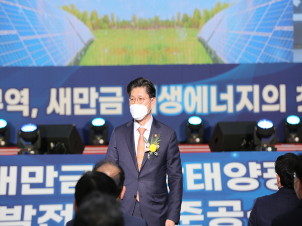준공식에 참여한 노형욱 국토교통부 장관을 소개하고 있다.