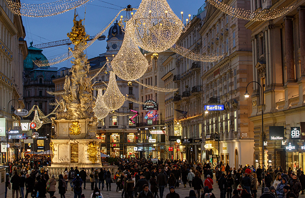 성탄절을 맞이해 화려한 조명으로 꾸민 비엔나의 거리. (사진=저작권자(c) EPA/연합뉴스, 무단 전재-재배포 금지)