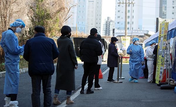 지난 22일 오후 광주 남구 선별진료소에 진단검사를 받기 위한 시민들이 줄을 서 있다. 오미크론 변이에 감염된 것으로 확인된 함평 확진자와 광주 확진자가 지난 11일 동일 시간대 남구 한 호프집을 이용한 것으로 조사돼 접점이 확인됐다. (사진=저작권자(c) 연합뉴스, 무단 전재-재배포 금지)