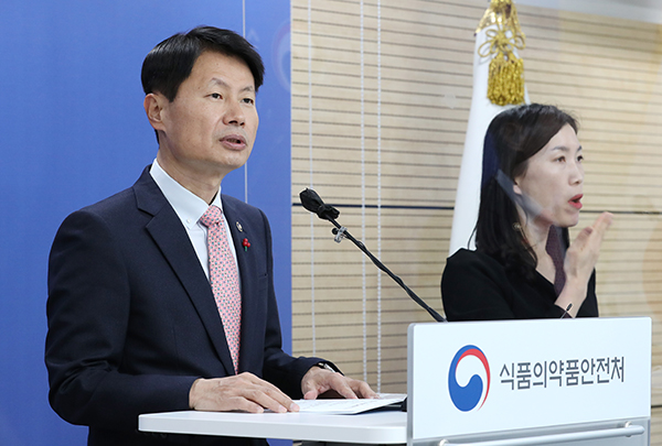 김강립 식품의약품안전처장이 27일 오후 충북 청주시 식약처 브리핑룸에서 미국 화이자사가 개발한 먹는 코로나19 치료제 ‘팍스로비드’ 긴급 사용 승인과 관련해 브리핑하고 있다. (사진=저작권자(c) 연합뉴스, 무단 전재-재배포 금지)