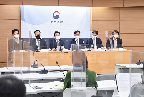 이억원 기획재정부 차관이 17일 정부세종청사에서 열린 ‘2022년 경제정책방향’ 상세브리핑에서 주요내용을 발표하고 있다. (사진=기획재정부)