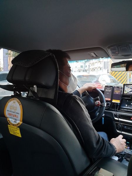 '치매안심택시'를 운전하는 택시 기사는 성동구 치매안심센터에서 치매 교육을 받았다.