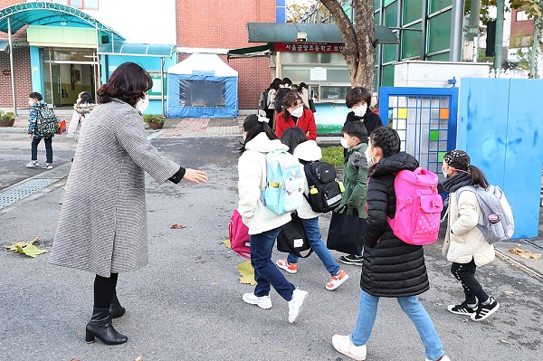 수도권을 포함한 전국 초·중·고교가 전면등교를 시작한 11월 22일 오전 서울 용산구 금양초등학교에서 학생들이 등교를 하고 있다.？(사진=문화체육관광부 국민소통실)