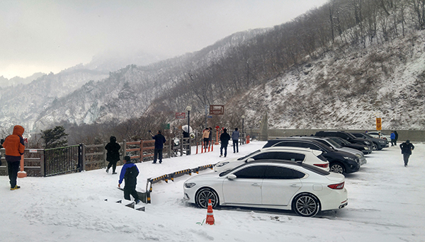 강원 산지에 눈이 내린 지난 2019년 3월 31일 오전 인제와 양양을 잇는 한계령 정상 휴게소에서 관광객들이 설경을 즐기고 있다. (사진=저작권자(c) 연합뉴스, 무단 전재-재배포 금지)