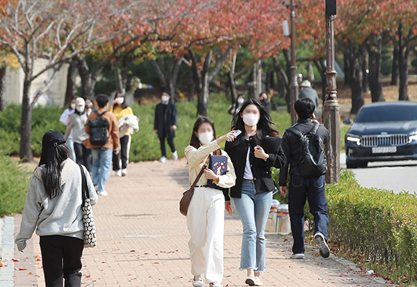 단계적 일상 회복 이틀째인 11월 2일 광주 동구 조선대학교에서 학생들이 길을 걷고 있다. (사진=저작권자(c) 연합뉴스, 무단 전재-재배포 금지)