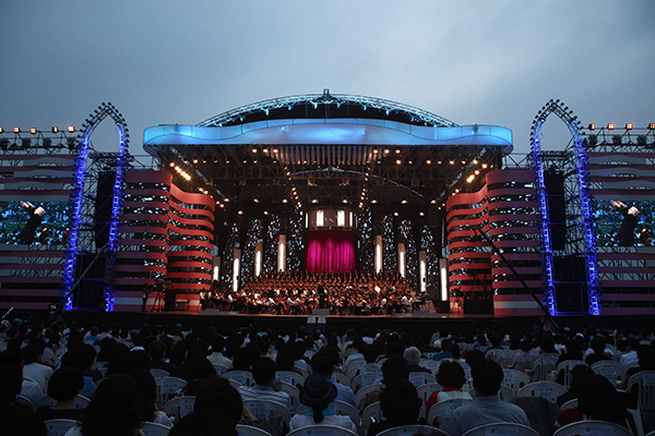 지난 2011년 경기도 파주시 임진각 평화누리에서 열린 바렌보임 평화콘서트에서 다니엘 바렌보임이 이끄는 웨스트이스턴 디반오케스트라가 베토벤 교향곡 9번 <합창>을 연주하고 있다. (사진=저작권자(c) EPA/연합뉴스, 무단 전재-재배포 금지)