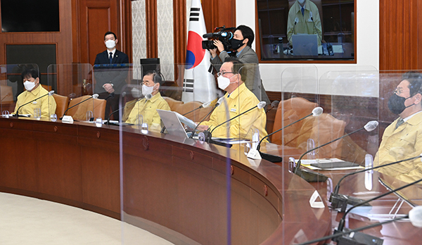 김부겸 국무총리가 3일 정부서울청사에서 열린 코로나19 중대본 회의를 주재하고 있다.(사진=국무조정실)