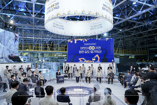 2021년 4월 29일 광주 광산구 광주글로벌모터스에서 준공 기념행사가 열리고 있다.(사진=청와대)