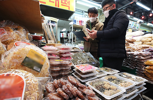 지난해 1월 27일 오후 경기도 수원시 팔달구 화서시장에서 국립농산물품질관리원 수원사무소 관계자들이 설을 앞두고 원산지 표시 점검을 하고 있다. (사진=저작권자(c) 연합뉴스, 무단 전재-재배포 금지)