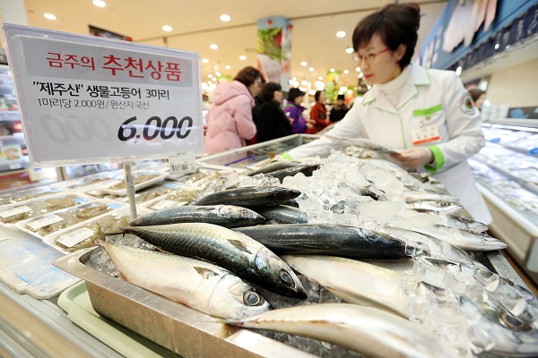 마트 측 품질감독관이 수산물의 원산지 표시 및 위생관리 상태 등을 확인하고 있다. (사진=저작권자(c) 연합뉴스, 무단 전재-재배포 금지)