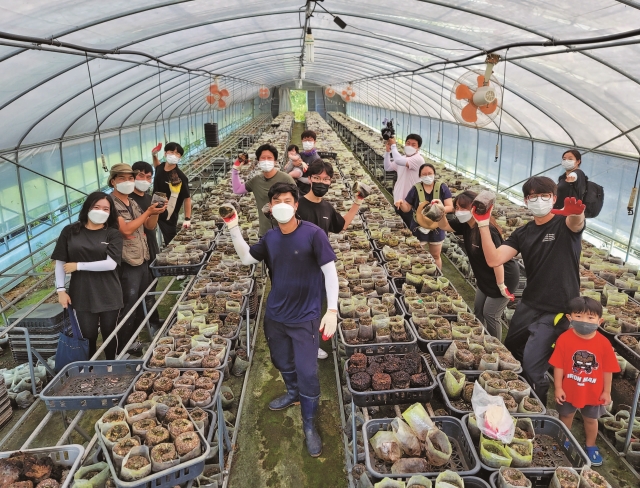 ▶행정안전부에서 지원하는 ‘청년마을 만들기’ 프로그램에 참여한 청년 농부들 (사진제공= ㈜뭐하농)