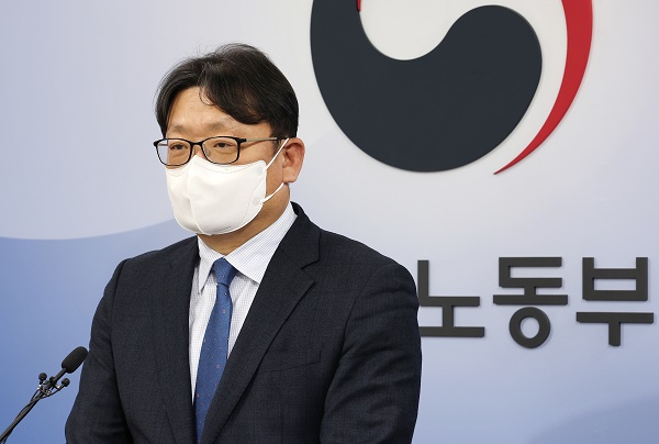 권기섭 고용노동부 산업안전보건본부장이 10일 오후 세종시 정부세종청사에서 22년 산재 사망사고 감축 추진 및 중대재해처벌법 현장 안착 추진 방향을 브리핑하고 있다. (사진=저작권자(c) 연합뉴스, 무단 전재-재배포 금지)