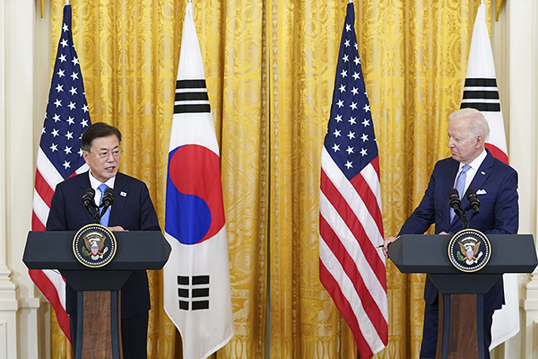 문재인 대통령과 조 바이든 미국 대통령이 지난해 5월 21일 오후(현지시간) 백악관에서 정상회담 후 공동기자회견을 하고 있다. (사진=청와대)
