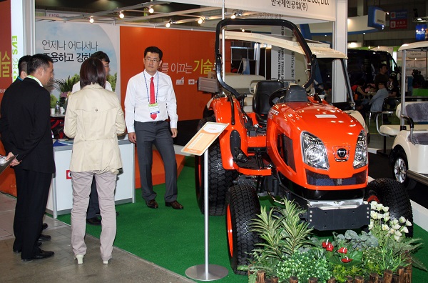 지난 2015년 5월 3일 경기도 고양시 킨텍스에서 열린 ‘세계 전기자동차 학술대회 및 전시회’에서 참관객들이 한번 충전하면 2시간을 사용할 수 있는 전기 트랙터를 살펴보고 있다. (사진=저작권자(c) 연합뉴스, 무단 전재-재배포 금지)