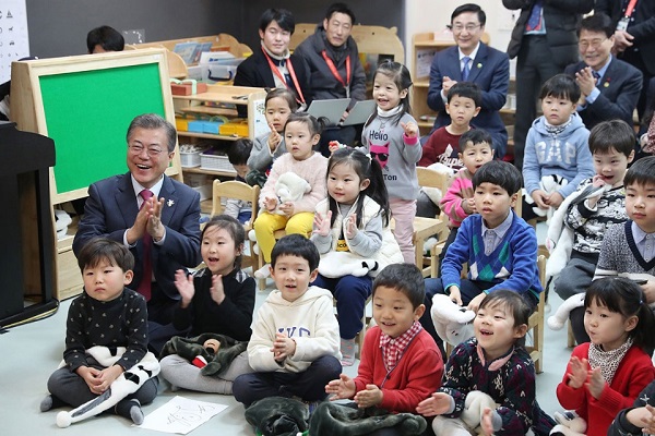 문재인 대통령이 지난 2018년 1월 24일 보육정책과 관련한 현장 방문으로 서울 도봉구 한그루 어린이집을 방문해 어린이들과 마술공연을 관람하며 함박 웃음을 짓고있다. (사진=청와대)