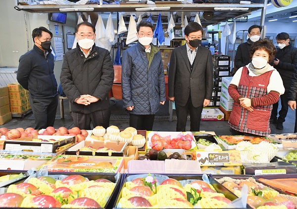 이억원 기획재정부 차관이 14일 서울 가락동 농수산물 도매시장을 방문, 현장을 둘러보며 관계자로부터 설명을 듣고 있다. (사진=기획재정부)