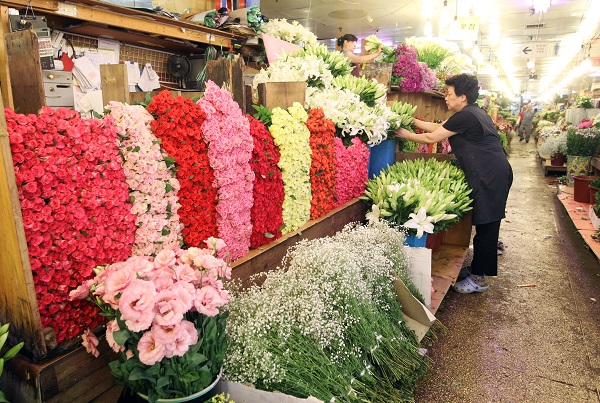 지난 2011년 7월 26일 오후 남대문 화훼상가에서 주인이 꽃을 정돈하고 있다. (사진=저작권자(c) 연합뉴스, 무단 전재-재배포 금지)