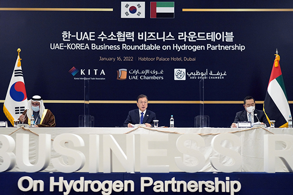 문재인 대통령이 16일(현지시간) 두바이 한 호텔에서 열린 한-UAE 수소협력 비즈니스 라운드 테이블에서 발언하고 있다. 왼쪽부터 압둘라 알 마즈로이 UAE 연방상의 회장, 문 대통령, 구자열 한국무역협회 회장. (사진=저작권자(c) 연합뉴스, 무단 전재-재배포 금지)