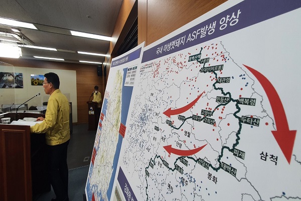 김인중 농림축산식품부 차관보가 19일 오전 정부세종청사에서 ‘고병원성 조류인플루엔자 및 아프리카돼지열병 방역대책’ 추진상황에 대해 발표하고 있다. (사진=농림축산식품부)