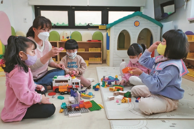 ▶경남 진주시의 24시 보육사업은 아이들 눈높이에 맞춘 놀이학습 중심의 교육으로 높은 만족도를 보이고 있다.