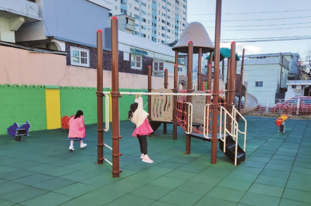 ▶유치원생인 강지효 씨의 두 딸 이선우와 소연 양이 24시 보육시설에서 안전하고 즐겁게 보내고 있다.