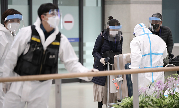 인천국제공항 제1여객터미널에서 여객기 탑승자들이 입국장에서 방역관계자의 안내를 받고 있다. (사진=저작권자(c) 연합뉴스, 무단 전재-재배포 금지)