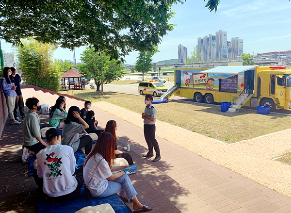 안전교육을 하는 조나단 소방교 <조나단 소방교 제공>