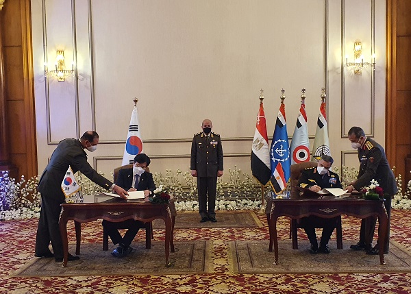 강은호 방위사업청장(왼쪽)과 아흐메드 칼레드 이집트 국방부 부장관(오른쪽)이 한-이집트 양해각서(MOU)에 서명하고 있다. (사진=방위사업청)