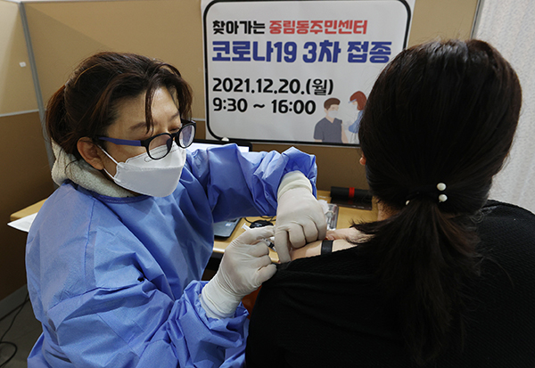 서울 중구 중림동주민센터에서 한 시민이 코로나19 백신 3차 접종을 받고 있다. (사진=저작권자(c) 연합뉴스, 무단 전재-재배포 금지)