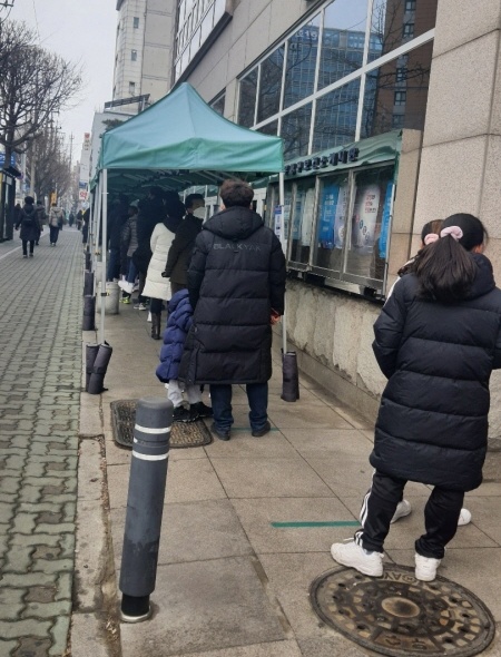 부평구 보건소 앞, 코로나 검사를 받기 위해 사람들이 길게 줄 서 있다.