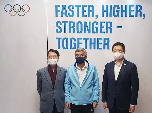 황희 문화체육관광부 장관(오른쪽)이 지난 5일 중국 베이징 인터컨티넨탈 호텔에서 토마스 바흐 국제올림픽위원회(IOC) 위원장과 면담을 마친 뒤 기념촬영 하고 있다. (사진=문화체육관광부)