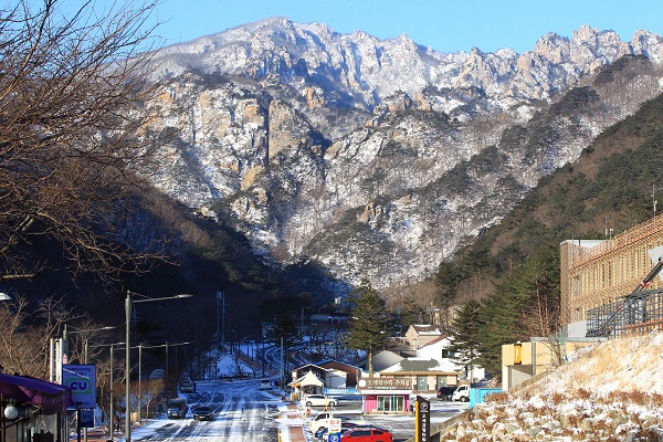 지난해 양양군 서면 오색관광지구에서 바라본 설악산 일대에 내린 눈이 한 폭의 풍경화를 연출하고 있다. (사진=저작권자(c) 연합뉴스, 무단 전재-재배포 금지)