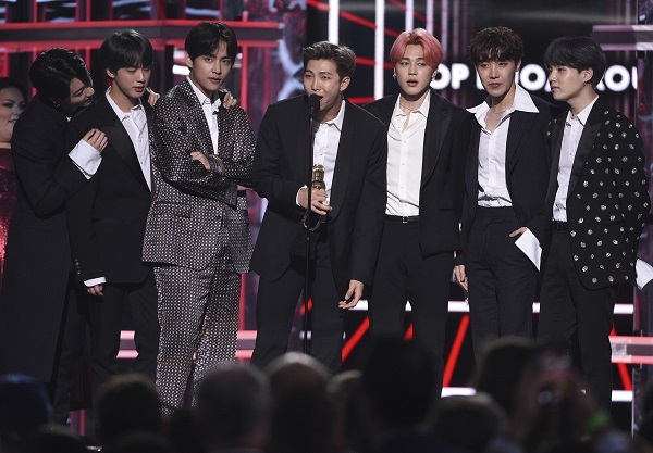 BTS가 2019년 5월 1일 미국 라스베이거스에서 열린 빌보드 뮤직 어워드에서 최고 듀오 그룹상을 수상하고 있다.(사진=저작권자(c) AP/연합뉴스, 무단 전재-재배포 금지)