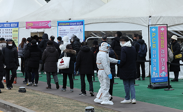 8일 오전 서울 송파구보건소 선별진료소에서 시민들이 신종 코로나바이러스 감염증(코로나19) 검사를 받기 위해 줄을 서있다. (사진=저작권자(c) 연합뉴스, 무단 전재-재배포 금지)