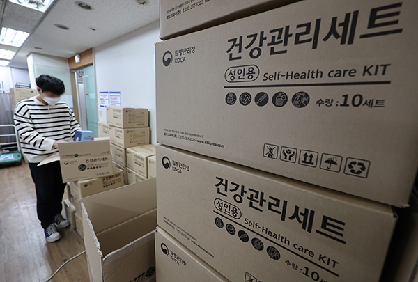 서울 송파구청 재택치료관리 TF팀 관계자들이 재택치료키트를 포장하고 있다. (사진=저작권자(c) 연합뉴스, 무단 전재-재배포 금지)