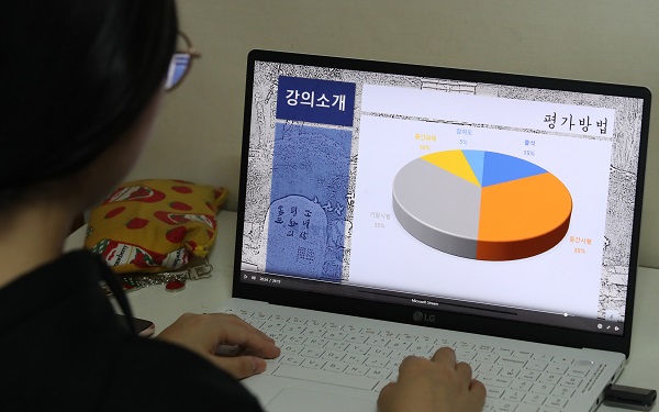 코로나19로 온라인 등 비대면 강의를 듣고 있는 대학생. (사진=저작권자(c) 연합뉴스, 무단 전재-재배포 금지)