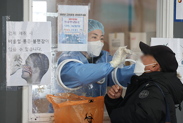 서울 중구 서울역 임시 선별검사소에서 시민들이 PCR검사를 받고 있다. (사진=저작권자(c) 연합뉴스, 무단 전재-재배포 금지)
