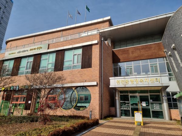 주거정책에 대한 기본적인 정보는 가까운 주민센터에서 확인 가능하다. 지난주 노인 및 저소득층 매입임대주택 접수로 주민센터가 바빴다.