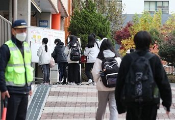 2022학년도 대학수학능력시험일인 지난해 11월 18일 오전 서울 영등포구 여의도여자고등학교에서 수험생들이 시험장으로 들어가고 있다. (사진=문화체육관광부 국민소통실)
