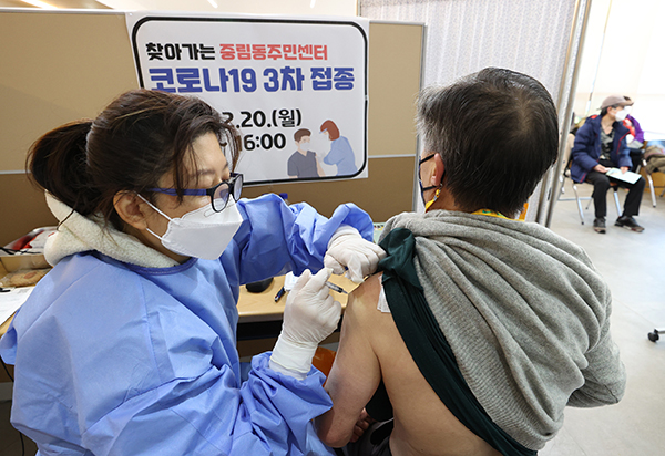 서울 중구 중림동주민센터에서 한 시민이 코로나19 백신 3차 접종을 받고 있다. (사진=저작권자(c) 연합뉴스, 무단 전재-재배포 금지)