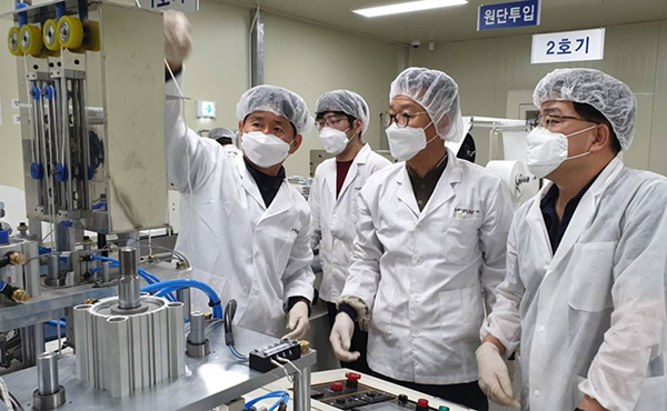 사업에 참여한 삼성전자가 마스크 제조현장에 제조전문가를 투입, 노하우를 공유하고 있다.(사진=삼성전자 제공)