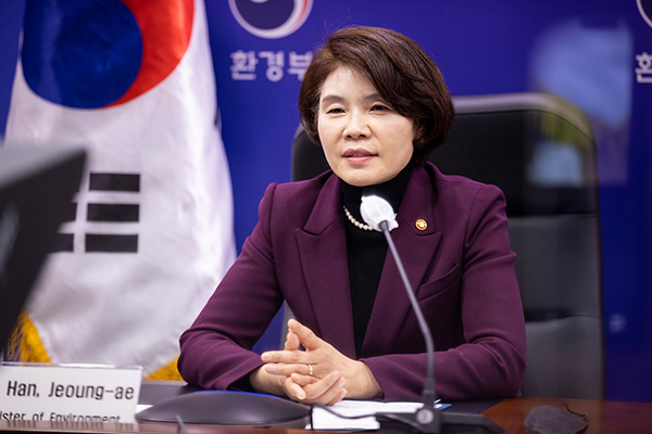한정애 환경부 장관이 2일 오후 정부세종청사에서 열린 ‘제5차 유엔환경총회 각료급 리더십 대화’에 화상으로 참석, 우리나라의 순환경제와 탄소중립 실천 정책들을 소개하고 각국 장관들과 플라스틱 오염 대응 및 국제협력 강화 방안에 대해 논의하고 있다.(사진=환경부)