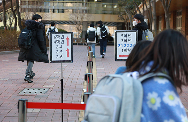 대구 동구 봉무초등학교에서 학생들이 학년별 동선을 달리하며 등교하고 있다. (사진=저작권자(c) 연합뉴스, 무단 전재-재배포 금지)