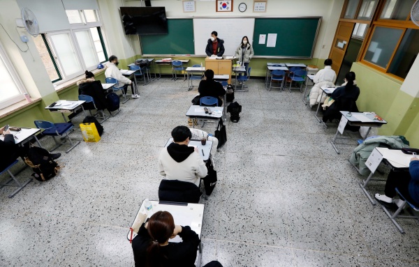 국가공무원 5급 공채 및 외교관 후보자 선발 제1차 시험이 치러진 2월 26일 서울 강남구의 한 시험장에서 수험생들이 시험 시작을 기다리고 있다.(사진=저작권자(c) 뉴스1, 인사혁신처 제공, 무단 전재-재배포 금지)