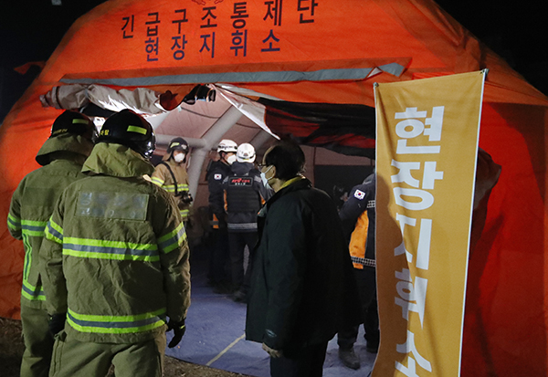 지난 달 28일 오후 9시에 경북 고령군 쌍림면 신촌리에 마련된 산불진화 현장지휘소가 분주하다. (사진=저작권자(c) 연합뉴스, 무단 전재-재배포 금지)